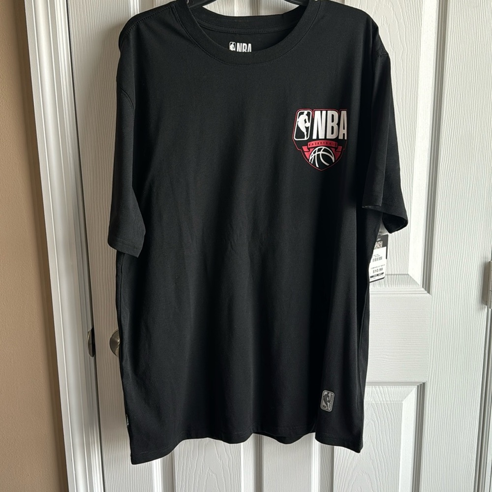 NWT- Men’s black NBA graphic t-shirt